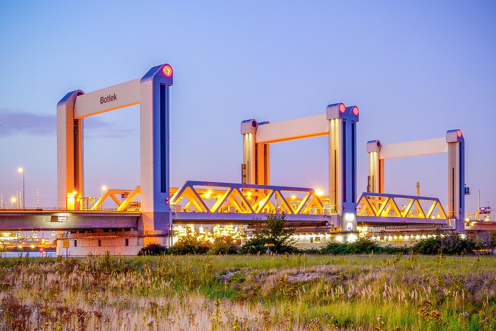 De Botlekbrug in het blauwe uur