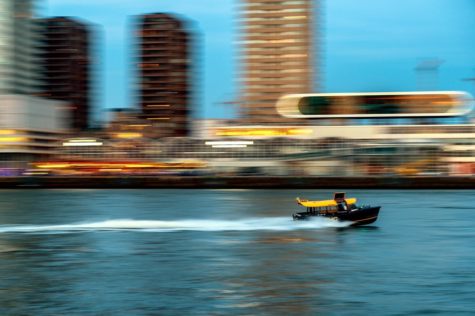 Een watertaxi door het avondlicht