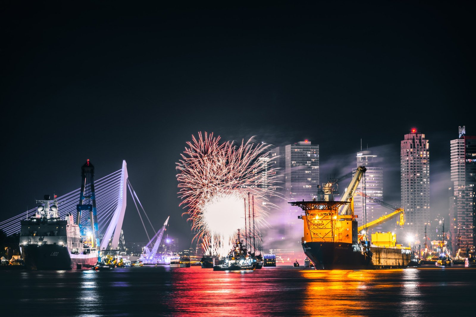 Vuurwerk boven de Rotterdamse haven tijdens de Wereldhavendagen