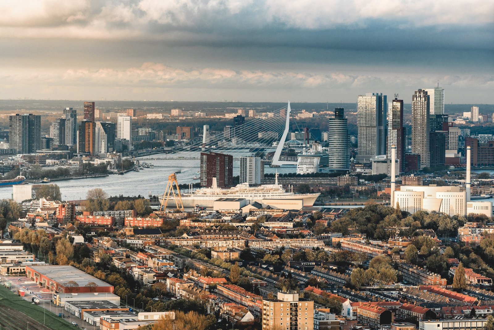 Uitzicht over Rotterdam vanaf een zendmast in de Waalhaven