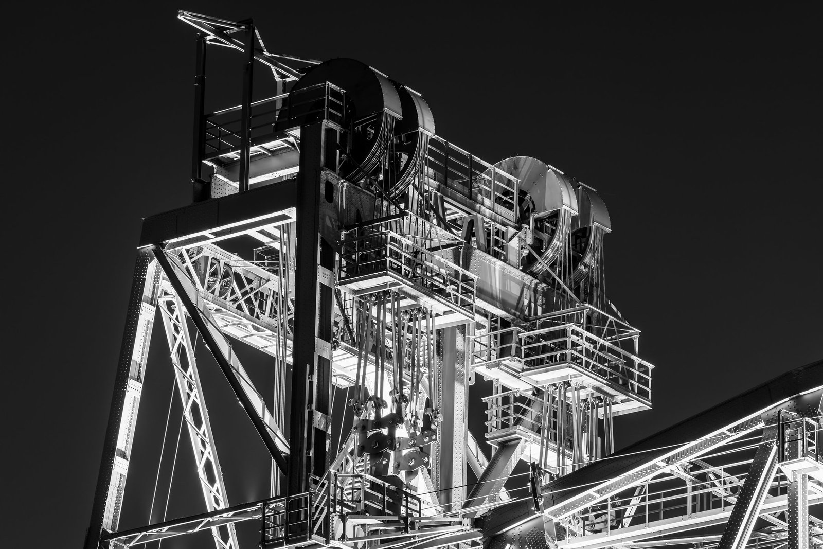 Zwart wit detail van de stalen constructie van De Hef bij nacht