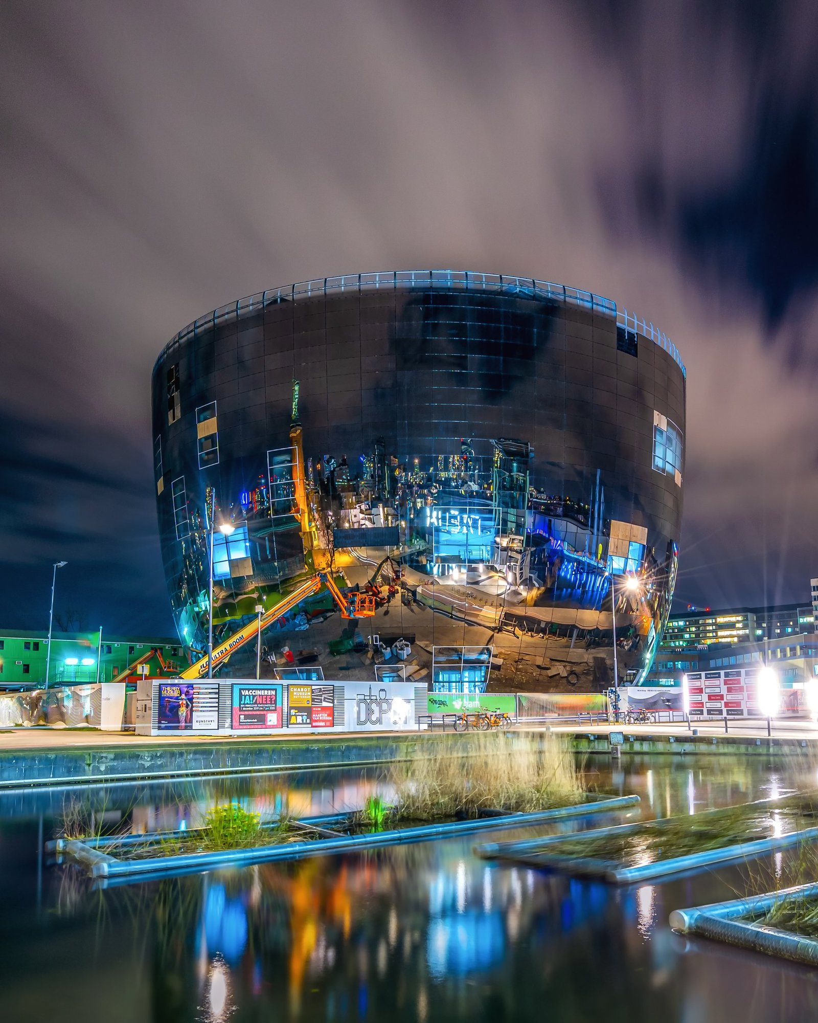 Spiegelend rond gebouw in het Rotterdamse Museumpark bij nacht