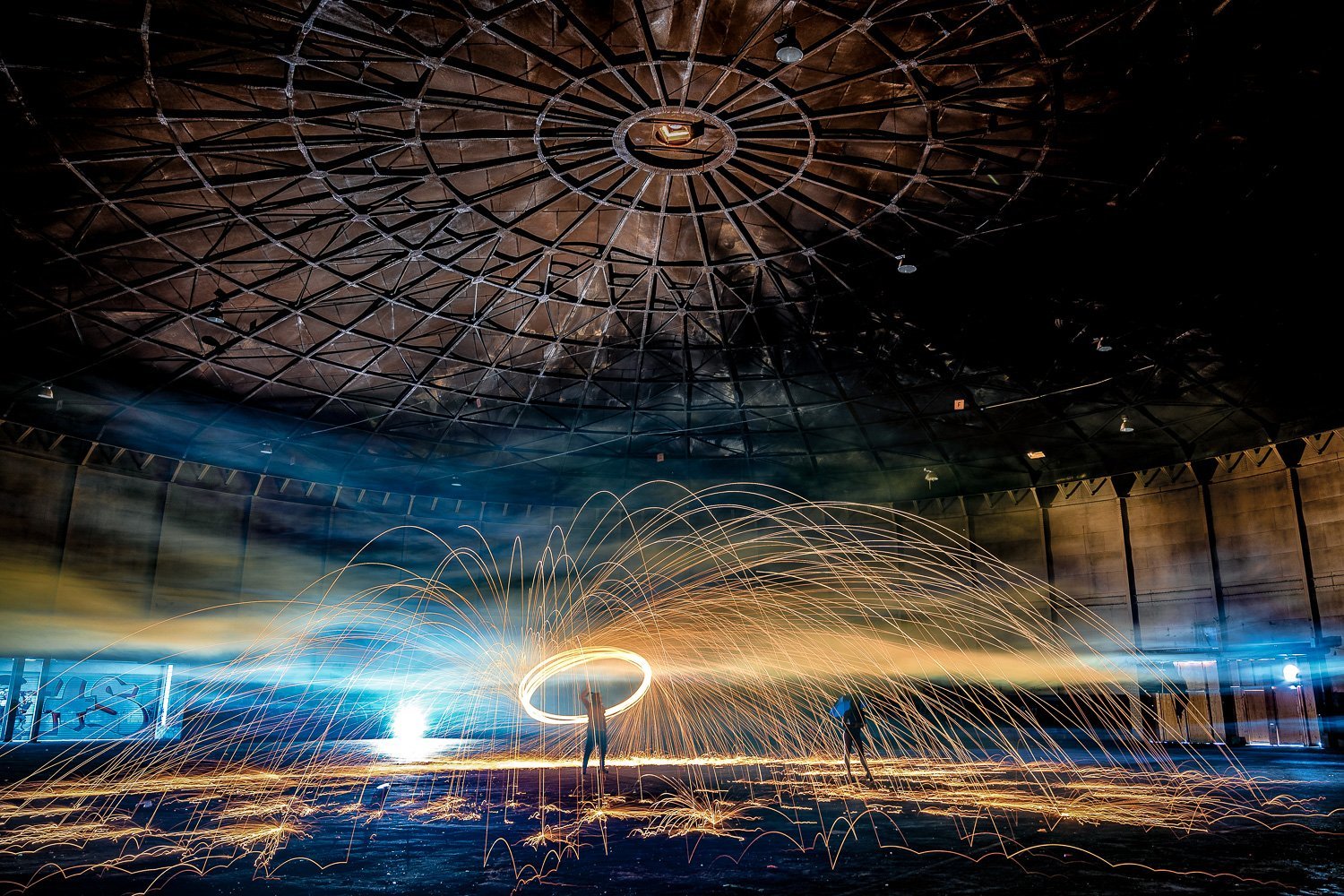 Lichtsporen onder een ronde stalen dakconstructie