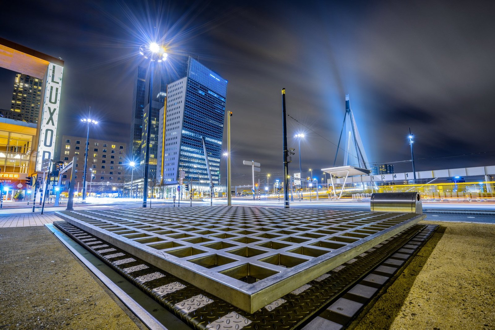 Moderne architectuur en diagonale lijnen in Rotterdam bij nacht