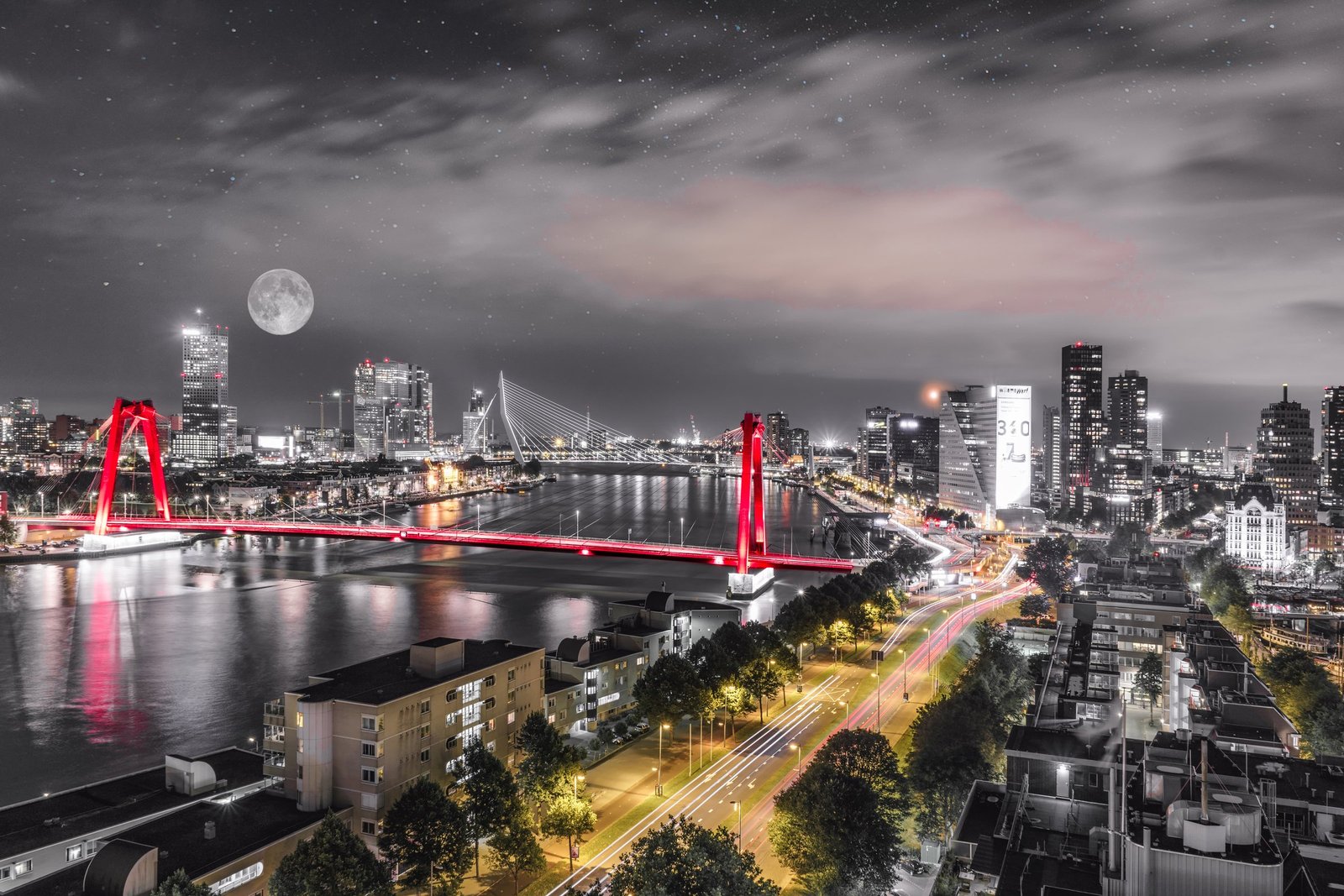 Zwart wit skyline van Rotterdam met maan boven de stad